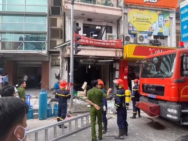 Lực lượng Cảnh sát PCCC xử lý vụ nổ khí gas tại nhà hàng trên phố Cửa Nam Lực lượng Cảnh sát PCCC xử lý vụ nổ khí gas tại nhà hàng trên phố Cửa Nam