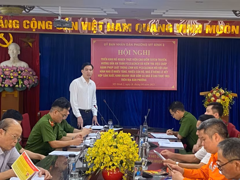 Đại diện lãnh đạo phường Mỹ Đình 2 nêu các nội dung triển khai cao điểm tuyên truyền PCCC...