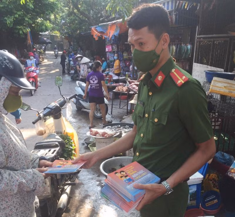 Lực lượng Cảnh sát PCCC và CNCH - CAH Chương Mỹ tuyên truyền an toàn PCCC tại các chợ trên địa bàn