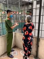 Công an quận Hoàn Kiếm tuyên truyền người dân mở lối thoát nạn thứ 2 trong căn nhà