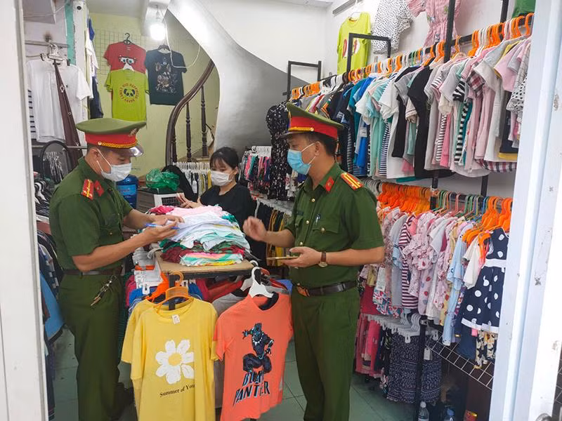 Lực lượng Cảnh sát PCCC và CNCH - CAH Thanh Trì tăng cường kiểm tra cơ sở kinh doanh, kết hợp nhà ở hạn chế cháy, nổ