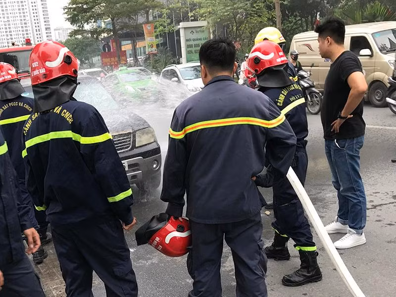 Lực lượng Cảnh sát PCCC và CNCH xử lý nhanh vụ cháy xe ô tô Ford 5 chỗ ngồi Lực lượng Cảnh sát PCCC và CNCH xử lý nhanh vụ cháy xe ô tô Ford 5 chỗ ngồi