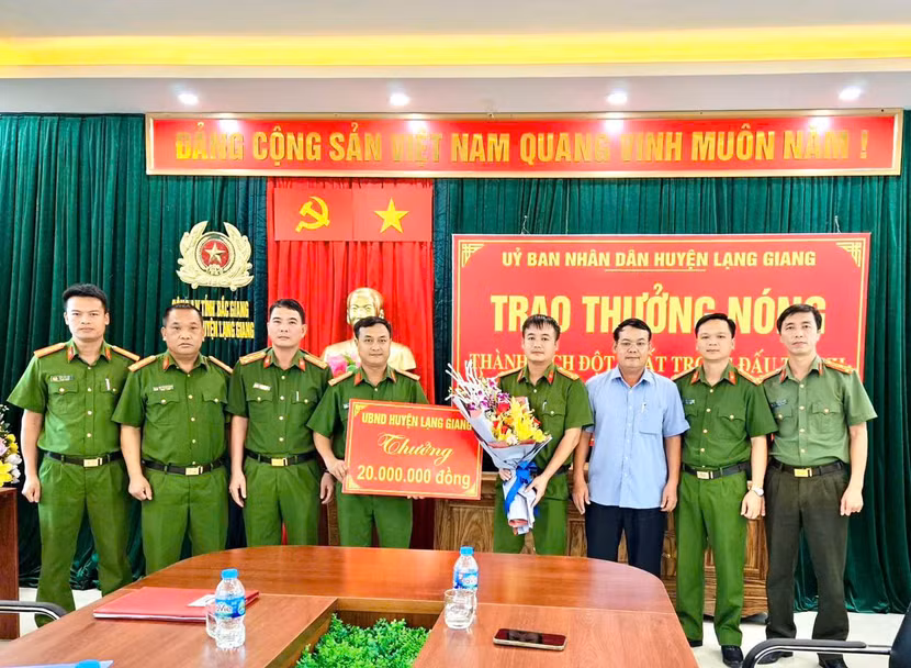 Ông Nguyễn Văn Bằng, Chủ tịch UBND huyện Lạng Giang trao thưởng nóng cho Công an huyện Lạng Giang