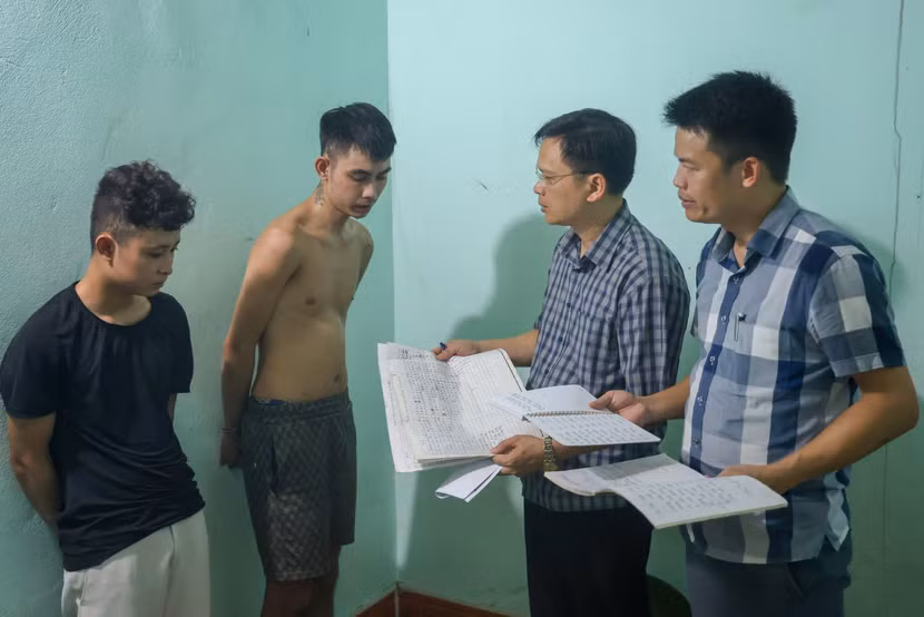 Công an huyện Lạng Giang làm việc với các đối tượng Chính và Tuấn