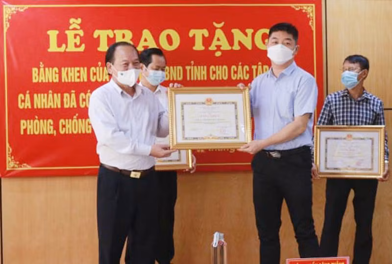 Đại diện Công ty TNHH Khải Thừa Việt Nam nhận Bằng khen của Chủ tịch UBND tỉnh Bắc Giang