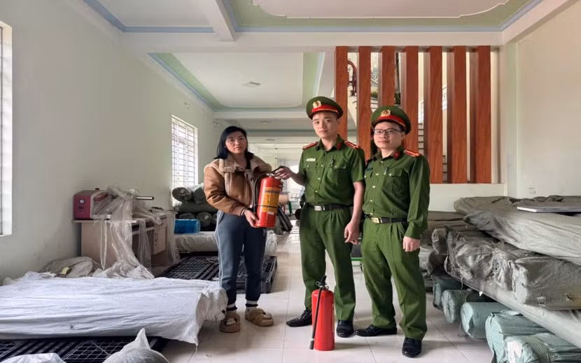 Tổ công tác hướng dẫn cách sử dụng bình chữa cháy tại hộ kinh doanh ở xã Phú Yên Tổ công tác hướng dẫn cách sử dụng bình chữa cháy tại hộ kinh doanh ở xã Phú Yên