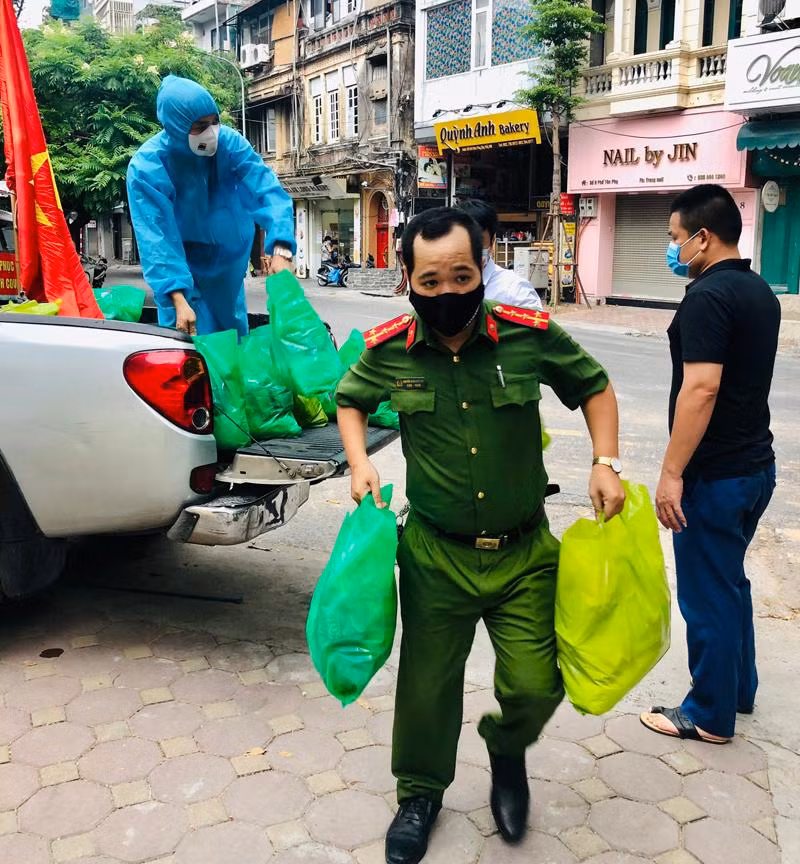 Công an quận Tây Hồ chia sẻ khó khăn, tặng quà hỗ trợ người lao động nghèo do Covid-19 Công an quận Tây Hồ chia sẻ khó khăn, tặng quà hỗ trợ người lao động nghèo do Covid-19