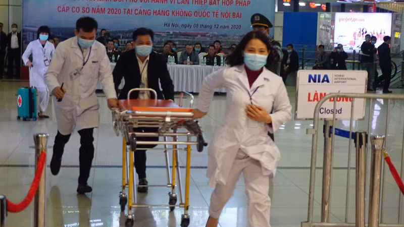 Lực lượng y tế ứng trực sãn sàng tiếp nhận người bị nạn sơ cứu