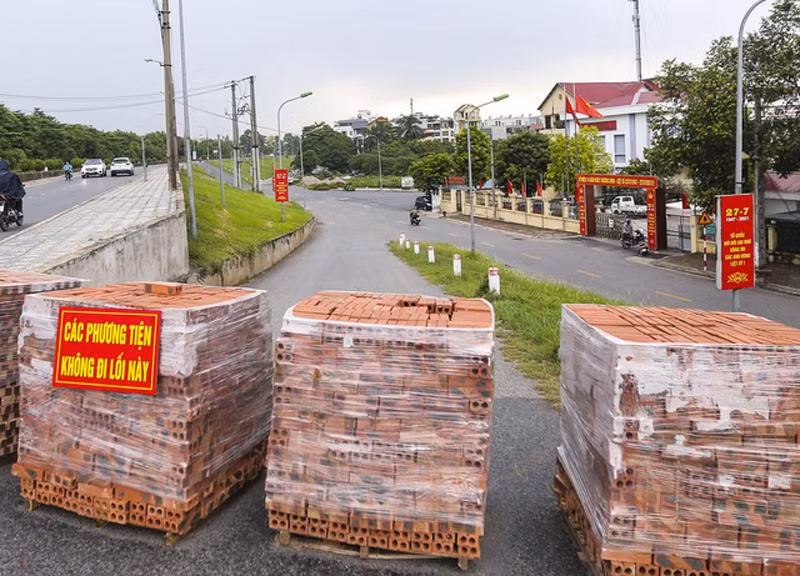 Các vật cản dùng để chặn người qua lại tại một số tuyến đường trên địa bàn quận Long Biên trong thời điểm thực hiện giãn cách xã hội theo chỉ thị 16/CP của Chính phủ