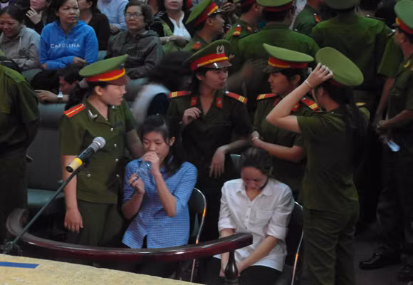 Hai bảo mẫu hành hạ dã man trẻ cùng lĩnh án 3 năm tù ảnh 1