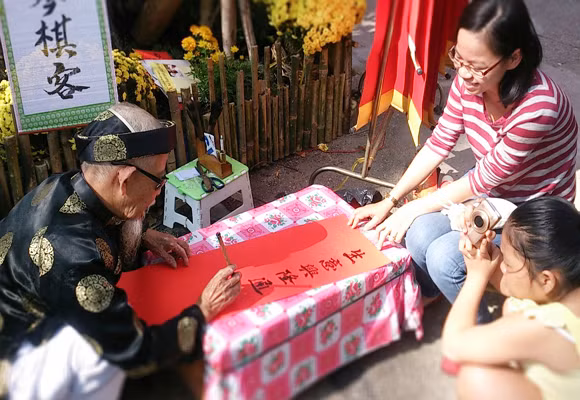 Xuân về, ông đồ xuống phố ảnh 5