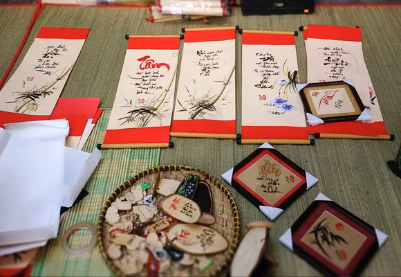 Xuân về, ông đồ xuống phố ảnh 12
