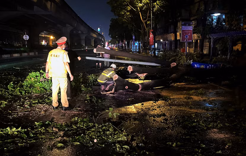 Công an Hà Nội khắc phục cây đổ do mưa bão vào trung tuần tháng 4-2024 Công an Hà Nội khắc phục cây đổ do mưa bão vào trung tuần tháng 4-2024