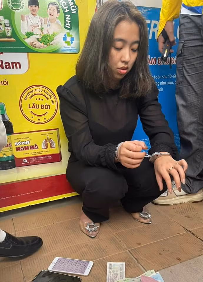 Đối tượng Hoàng Hồng Nhung (SN 1995), trú tại quận Tây Hồ bị bắt vì buôn bán ma tuý