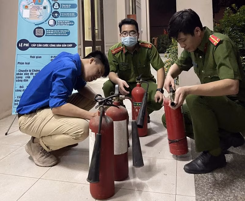 Lực lượng Cảnh sát PCCC và CNCH hướng dẫn đoàn viên, thanh niên sử dụng bình cứu hỏa