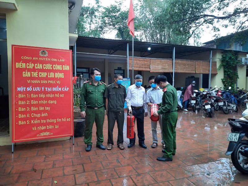 Lực lượng Cảnh sát PCCC và CNCH- CAH Gia Lâm kiểm tra, hướng dẫn lực lượng chữa cháy cơ sở sử dụng bình cứu hỏa