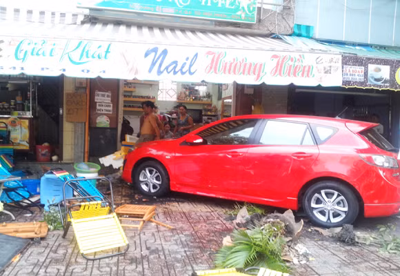 Mất lái, xe ô tô tông hàng loạt nhà dân ảnh 2