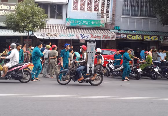 Mất lái, xe ô tô tông hàng loạt nhà dân ảnh 4
