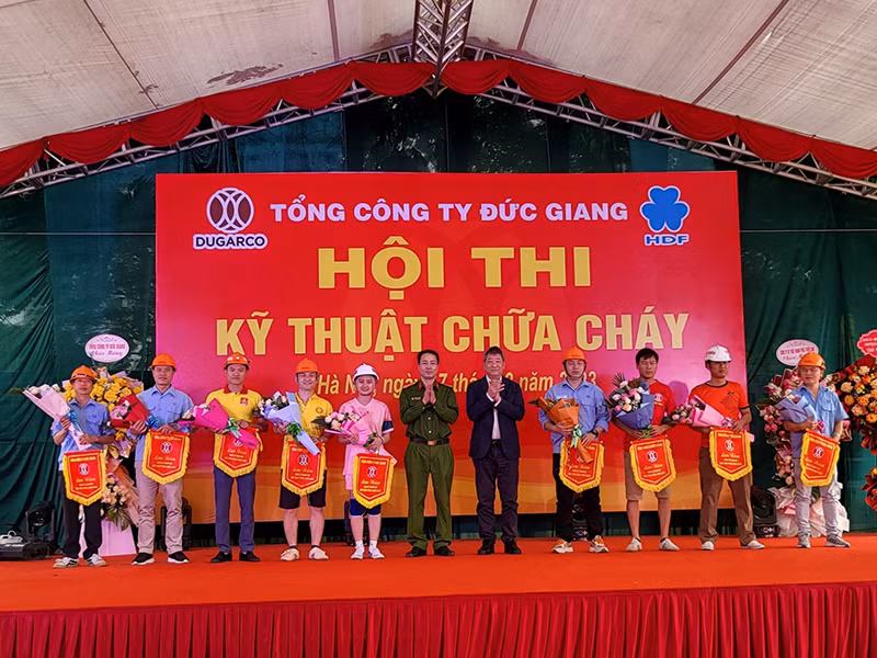 Các đơn vi tham gia được trao thưởng tại Hội thao nghiệp vụ chữa cháy