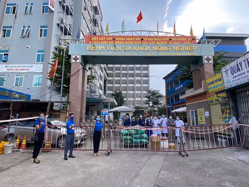 Trên tinh thần “Đoàn kết chống dịch", “Không để ai bị bỏ lại phía sau”, UBND huyện Thanh Trì đã phối hợp với các tổ chức, đoàn thể hỗ trợ, trao tặng nhu yếu phẩm tới người dân và lực lượng tuyến đầu phòng chống dịch Trên tinh thần “Đoàn kết chống dịch", “Không để ai bị bỏ lại phía sau”, UBND huyện Thanh Trì đã phối hợp với các tổ chức, đoàn thể hỗ trợ, trao tặng nhu yếu phẩm tới người dân và lực lượng tuyến đầu phòng chống dịch