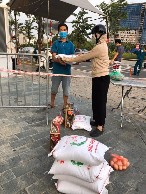 Huyện Thanh Trì trao tặng gạo, thực phẩm người dân gặp khó khăn do dịch Covid-19 Huyện Thanh Trì trao tặng gạo, thực phẩm người dân gặp khó khăn do dịch Covid-19