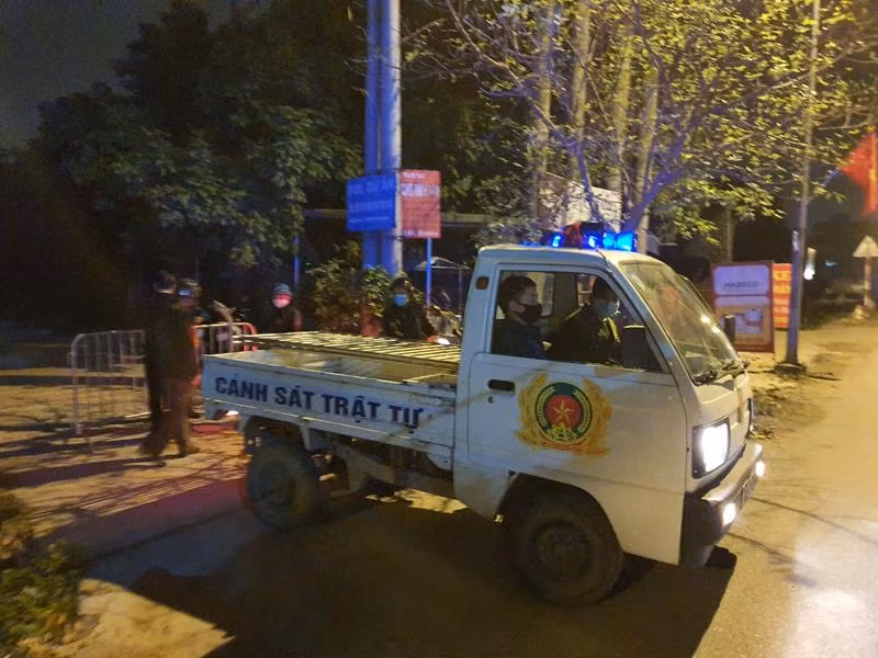 Lực lượng Công an xã lập chốt trực tại các lối vào thôn Do Nhân Hạ và thực hiện tuần tra, kiếm soát trong đêm