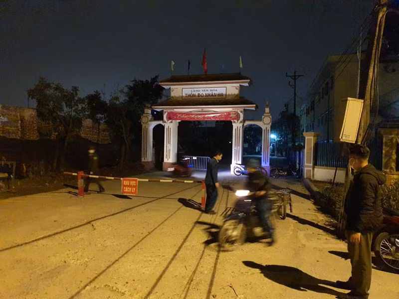 Chốt trực phong tỏa tại cổng vào thôn Do Nhân Hạ, xã Tiền Phong