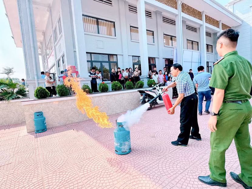 Hướng dẫn học viên sử dụng phương tiện phòng cháy, chữa cháy Hướng dẫn học viên sử dụng phương tiện phòng cháy, chữa cháy