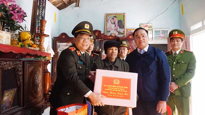Thiếu tướng Nguyễn Hải Trung, Ủy viên Ban thường vụ Thành ủy, Bí thư Đảng ủy, Giám đốc CATP và đoàn công tác CATP Hà Nội thăm, tặng quà gia đình bệnh binh Nguyễn Duy Thơ