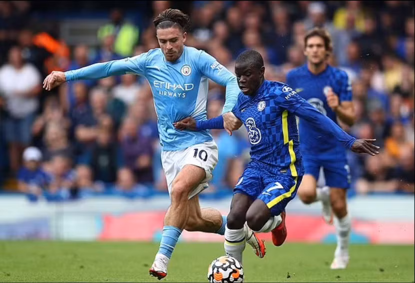 Kante (phải) bỏ lỡ trận gặp Juventus vì Covid-19