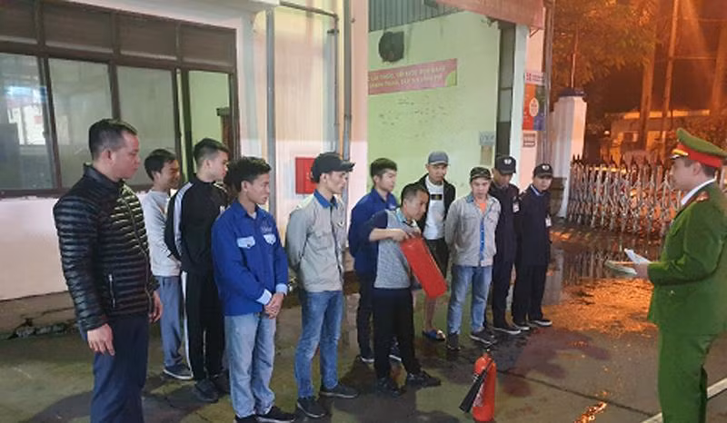 CAH Gia Lâm Kiểm tra kỹ năng sử dụng phương tiện tại chỗ của lực lượng PCCC cơ sở