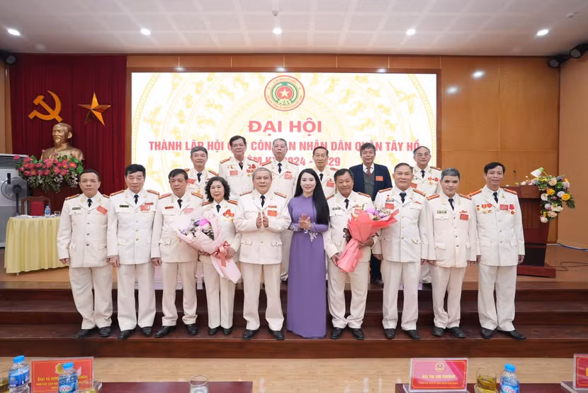 Ra mắt Ban Chấp hành Hội cựu Công an nhân dân quận Tây Hồ Ra mắt Ban Chấp hành Hội cựu Công an nhân dân quận Tây Hồ