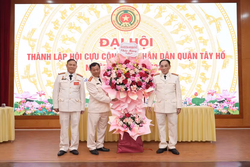 CLB Công an hưu trí quận Tây Hồ tặng hoa chúc mừng Đại hội CLB Công an hưu trí quận Tây Hồ tặng hoa chúc mừng Đại hội