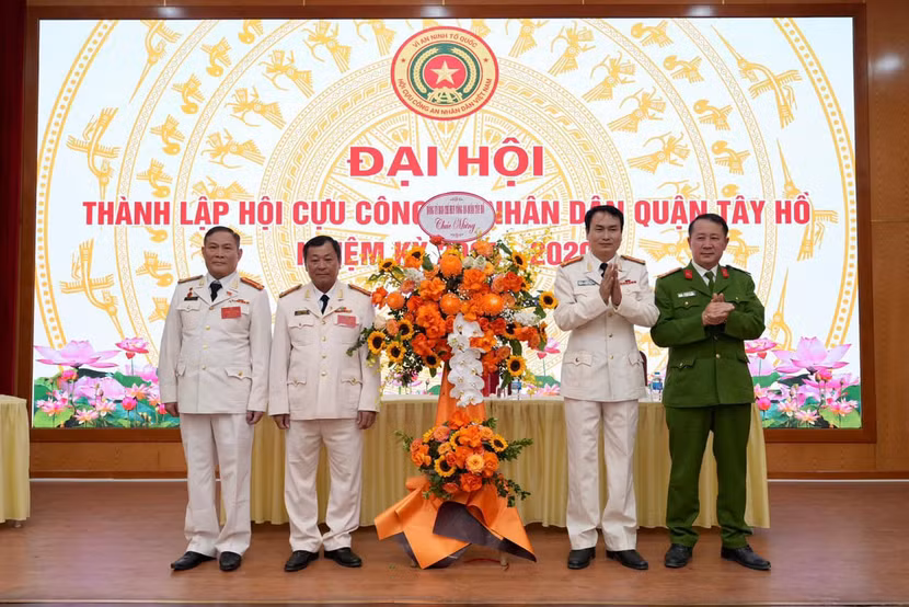 Ban Chỉ huy Công an quận Tây Hồ tặng hoa chúc mừng Đại hội Ban Chỉ huy Công an quận Tây Hồ tặng hoa chúc mừng Đại hội