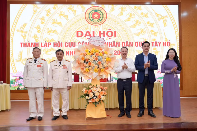 Lãnh đạo Quận ủy, UBND, Uỷ ban MTTQ quận Tây Hồ tặng hoa chúc mừng Đại hội Lãnh đạo Quận ủy, UBND, Uỷ ban MTTQ quận Tây Hồ tặng hoa chúc mừng Đại hội