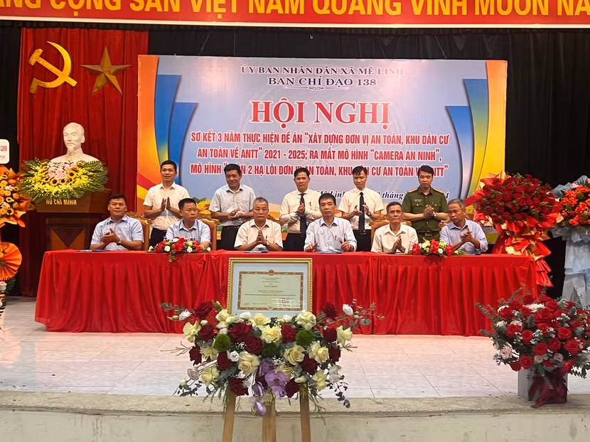 Các đơn vị ký cam kết thực hiện mô hình "Camera an ninh phòng chống tội phạm" và mô hình "Thôn 2 Hạ Lôi an toàn về an ninh trật tự" Các đơn vị ký cam kết thực hiện mô hình "Camera an ninh phòng chống tội phạm" và mô hình "Thôn 2 Hạ Lôi an toàn về an ninh trật tự"