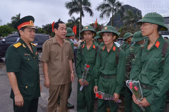 Ngày tòng quân chộn rộn cửa ngõ Tây Bắc ảnh 7