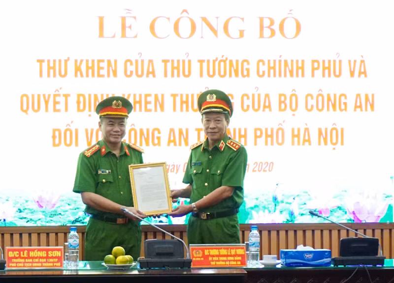 Thượng tướng Lê Quý Vương, Ủy viên Trung ương Đảng, Thứ Trưởng Bộ Công an trao Thư khen của Thủ tướng Chính phủ khen thưởng chiến công xuất sắc của Công an Hà Nội