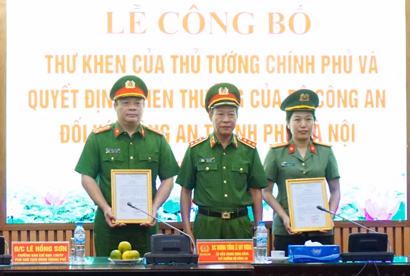 Thượng tướng Lê Quý Vương trao Quyết định khen thưởng của Bộ Công an cho các đơn vị tham gia phá án