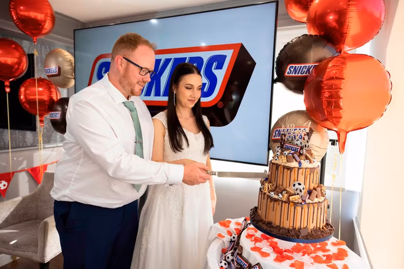 Snickers tặng cặp đôi chiếc bánh kem kèm thông điệp chúc mừng của Saka Snickers tặng cặp đôi chiếc bánh kem kèm thông điệp chúc mừng của Saka