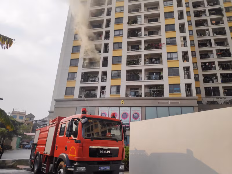 Lực lượng Cảnh sát PCCC và CNCH - CAQ Hoàng Mai tổ chức diễn tập chữa cháy cứu nạn tại tòa nhà hỗn hợp thương mại, dịch vụ và căn hộ T&amp;T.