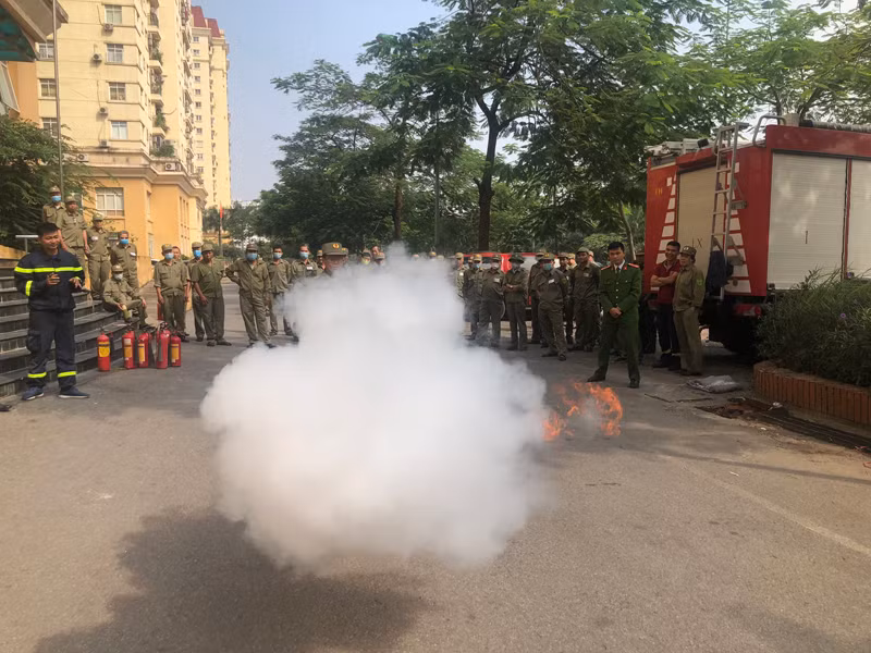 Tại buổi tập huấn, lực lượng Cảnh sát PCCC và CNCH - CAQ Tây Hồ đã trang bị kiến thức, kỹ năng và thực hành sử dụng các thiết bị chữa cháy hiệu quả, an toàn