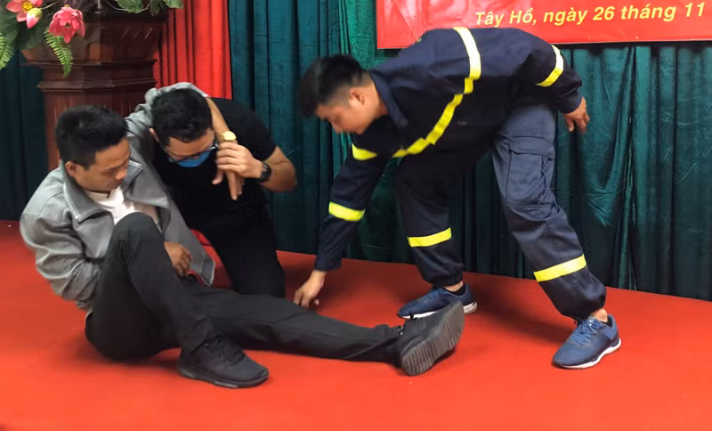 Các học viên được thực hành các động tác cứu người bị nạn, có sự hướng dẫn tận tình của cán bộ Cảnh sát PCCC và CNCH