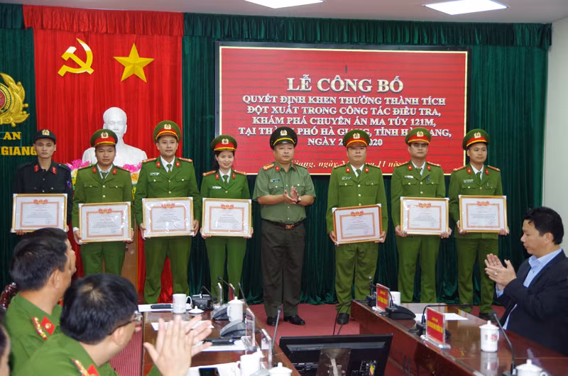 Đại tá Phan Huy Ngọc, Bí thư Đảng ủy, Giám đốc Công an tỉnh Hà Giang tặng giấy khen cho những tập thể và cá nhân xuất sắc trong Ban chuyên án Đại tá Phan Huy Ngọc, Bí thư Đảng ủy, Giám đốc Công an tỉnh Hà Giang tặng giấy khen cho những tập thể và cá nhân xuất sắc trong Ban chuyên án