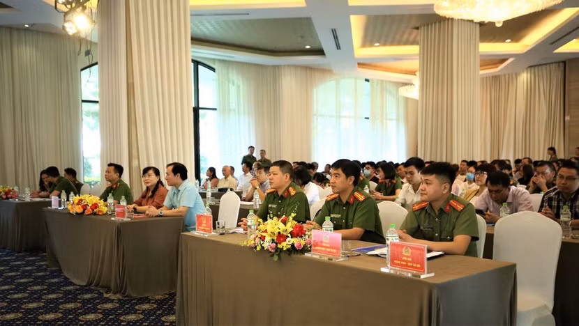 Chỉ huy Phòng CS QLHC về TTXH CATP Hà Nội; lãnh đạo Quận Tây Hồ và các đại biểu dự hội nghị Chỉ huy Phòng CS QLHC về TTXH CATP Hà Nội; lãnh đạo Quận Tây Hồ và các đại biểu dự hội nghị