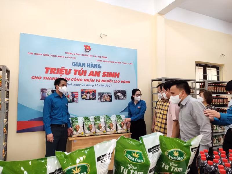 “Gian hàng triệu túi an sinh” ở quận Tây Hồ, Ban Tổ chức trao tặng 1.000 túi quà an sinh với tổng trị giá 300 triệu đồng cho người lao động, người dân có hoàn cảnh khó khăn