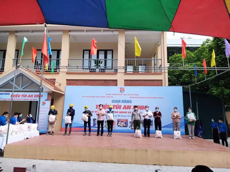 Với tinh thần "San sẻ yêu thương, chung tay vượt qua đại dịch", chương trình “Gian hàng triệu túi an sinh” sẽ giúp đỡ người dân vượt qua khó khăn