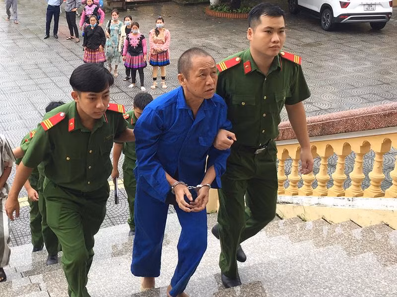 Cơ quan Công an dẫn giải đối tượng Thào đến phòng xét xử