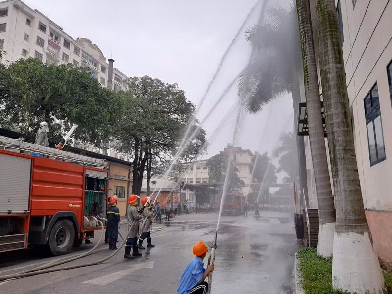 Lực lượng chữa cháy tại chỗ phối hợp với Cảnh sát PCCC và CNCH diễn tập PCCC và CNCH tại Tổng công ty may Đức Giang