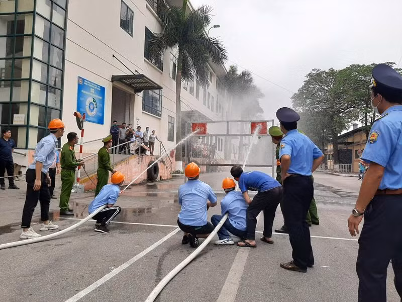 Lực lượng chữa cháy cơ sở thi nội dung phun nước tiêu điểm